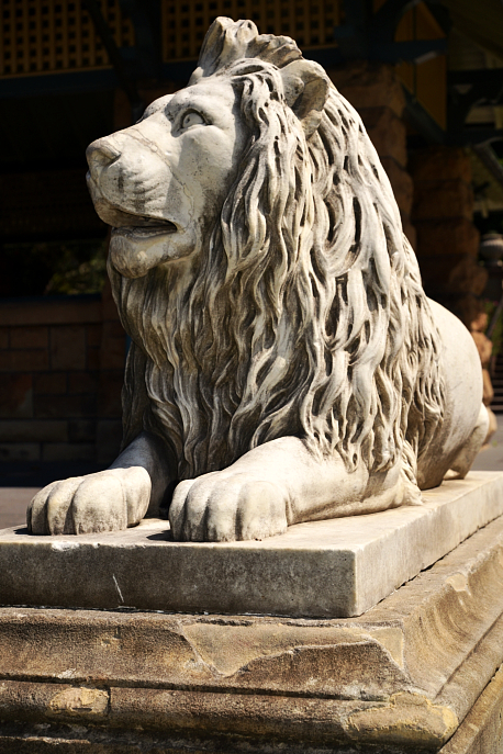 Lion Statue located in Botanic Gardens near the entrance 